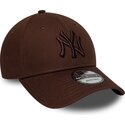 bone-curvo-castanho-escuro-ajustavel-com-logo-castanho-9forty-league-essential-da-new-york-yankees-mlb-da-new-era