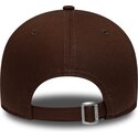 bone-curvo-castanho-escuro-ajustavel-com-logo-castanho-9forty-league-essential-da-new-york-yankees-mlb-da-new-era