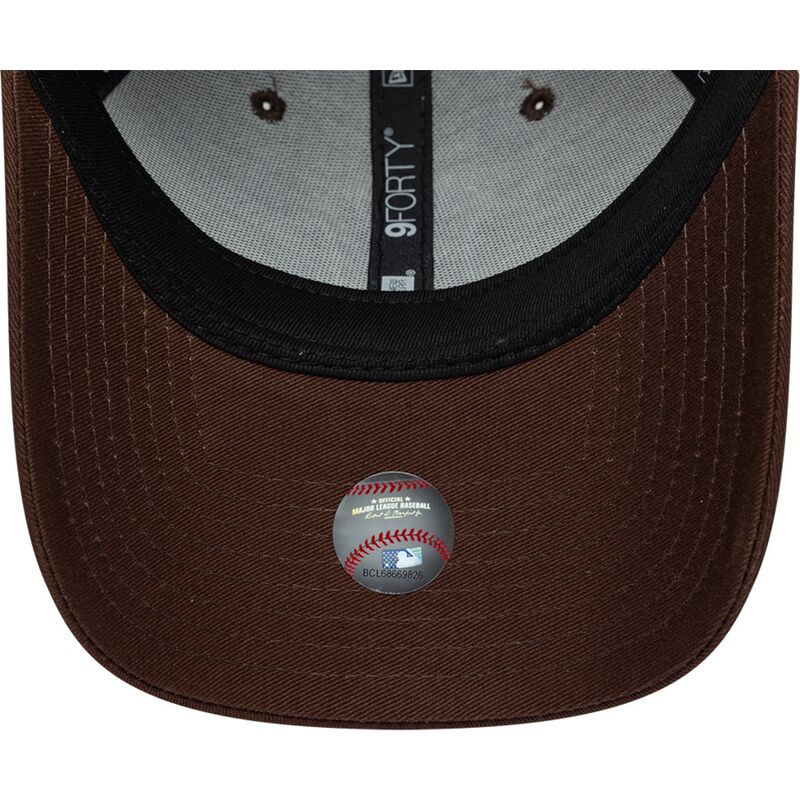 bone-curvo-castanho-escuro-ajustavel-com-logo-castanho-9forty-league-essential-da-new-york-yankees-mlb-da-new-era