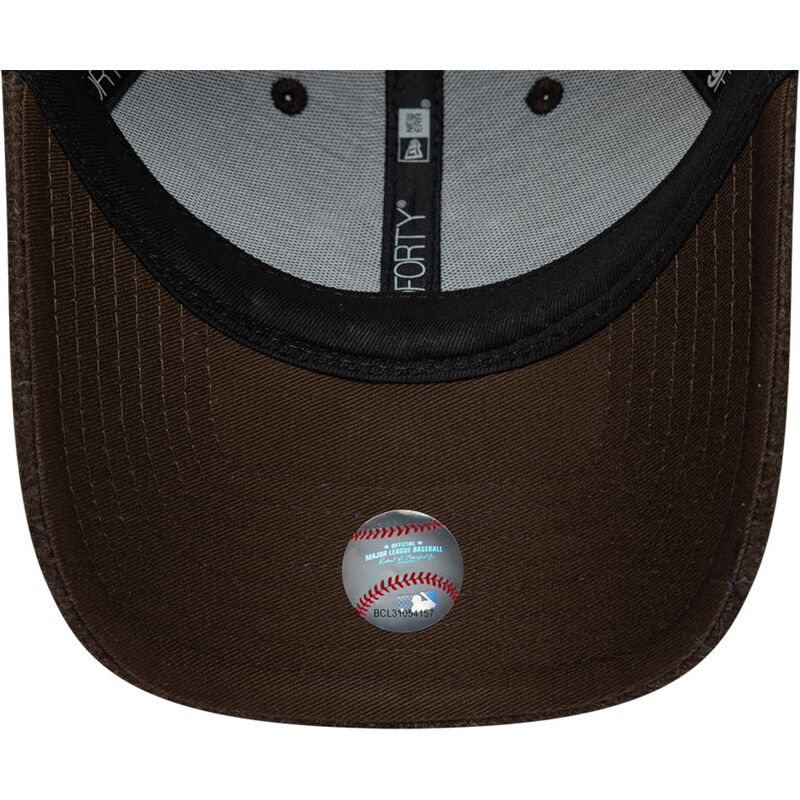 bone-curvo-castanho-snapback-com-logo-castanho-9forty-winter-da-new-york-yankees-mlb-da-new-era