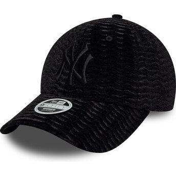 Boné curvo preto ajustável para mulheres com logo preto 9FORTY Velour da New York Yankees MLB da New Era