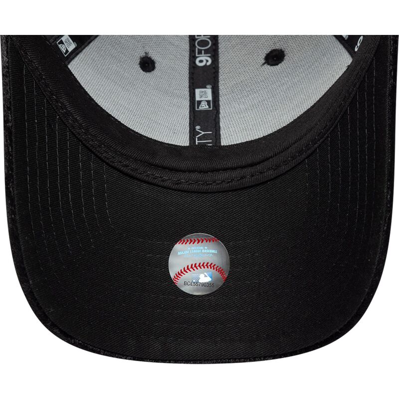 bone-curvo-preto-ajustavel-para-mulheres-com-logo-preto-9forty-pattern-velour-da-new-york-yankees-mlb-da-new-era