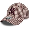 bone-curvo-grena-e-bege-ajustavel-para-mulheres-com-logo-grena-9forty-m-crown-houndstooth-da-new-york-yankees-mlb-da-new-era
