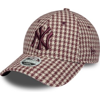 Boné curvo grená e bege ajustável para mulheres com logo grená 9FORTY M-Crown Houndstooth da New York Yankees MLB da New Era