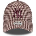 bone-curvo-grena-e-bege-ajustavel-para-mulheres-com-logo-grena-9forty-m-crown-houndstooth-da-new-york-yankees-mlb-da-new-era