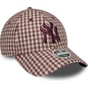 bone-curvo-grena-e-bege-ajustavel-para-mulheres-com-logo-grena-9forty-m-crown-houndstooth-da-new-york-yankees-mlb-da-new-era
