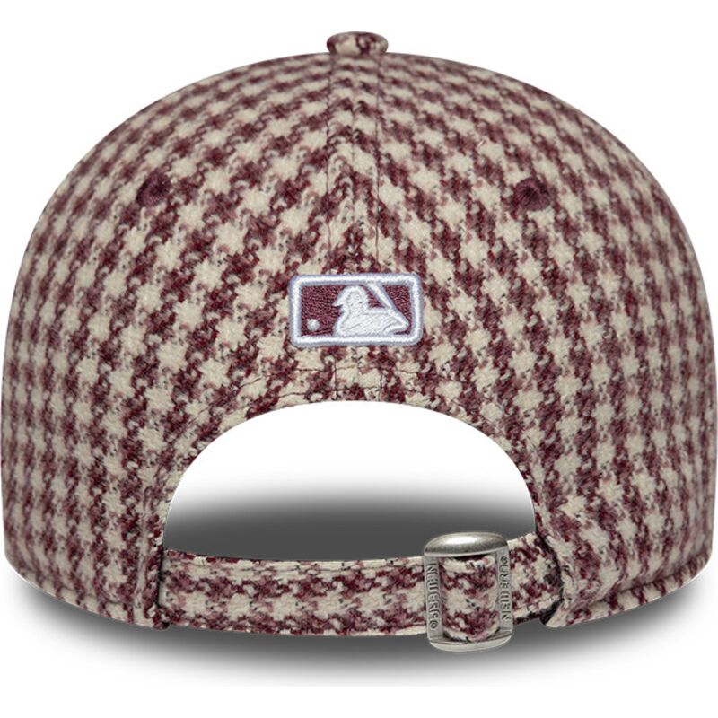 bone-curvo-grena-e-bege-ajustavel-para-mulheres-com-logo-grena-9forty-m-crown-houndstooth-da-new-york-yankees-mlb-da-new-era