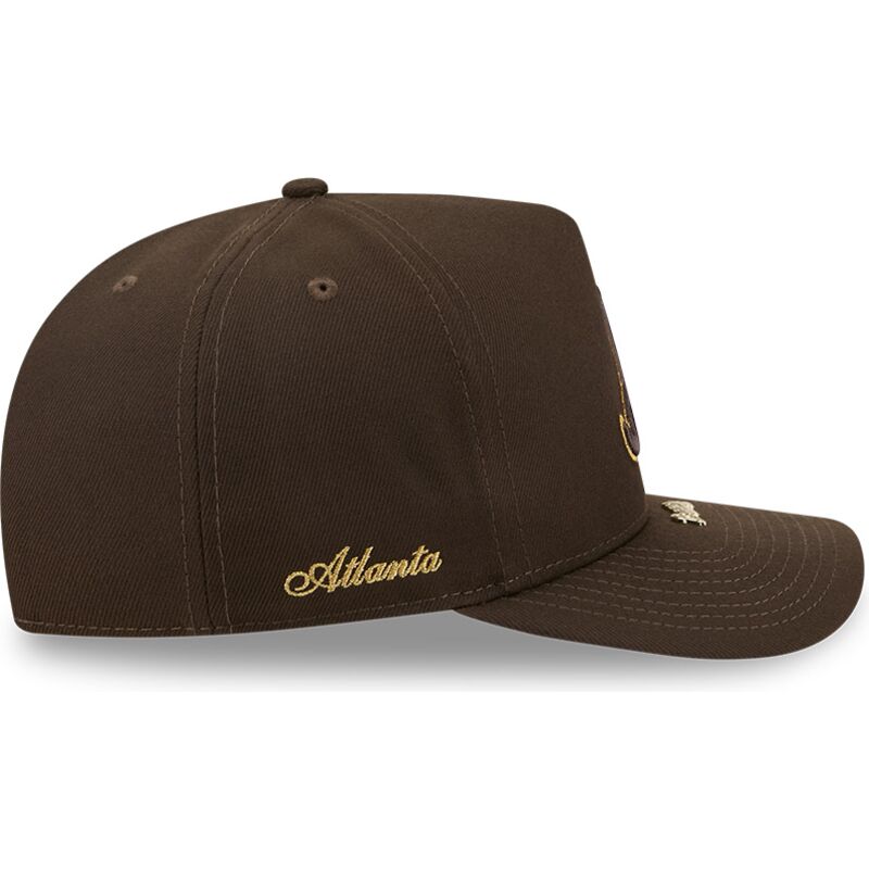 bone-curvo-castanho-snapback-9fifty-a-frame-precurved-visor-pin-da-atlanta-braves-mlb-da-new-era