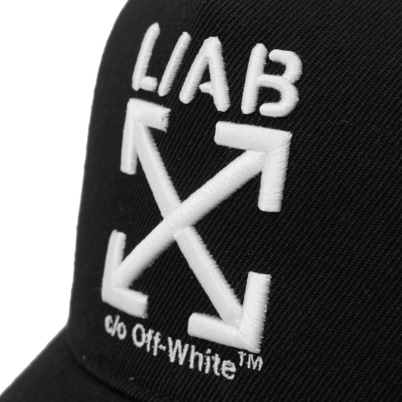 bone-trucker-preto-com-logo-branco-clamp-arrows-da-l-ab-c-o-off-white bone-trucker-preto-com-logo-branco-clamp-arrows-da-l-ab-c-o-off-white